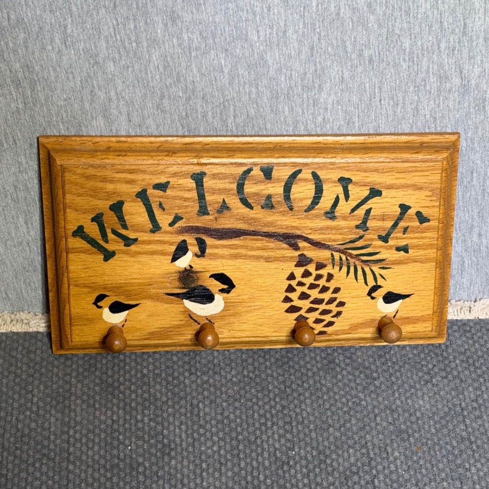 VTG Oak Wood Welcome Sign Key/Mug Rack Chickadee Bird Pinecone Rustic 11in